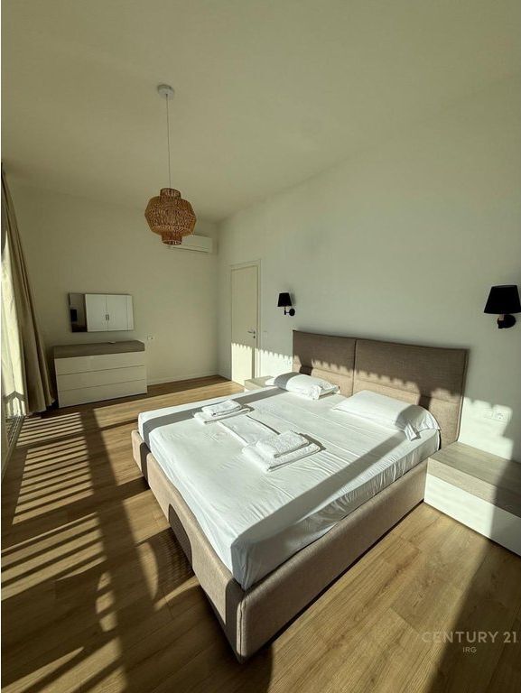 SHITET VILE NE GREEN COAST, VILLAGE,PALASE