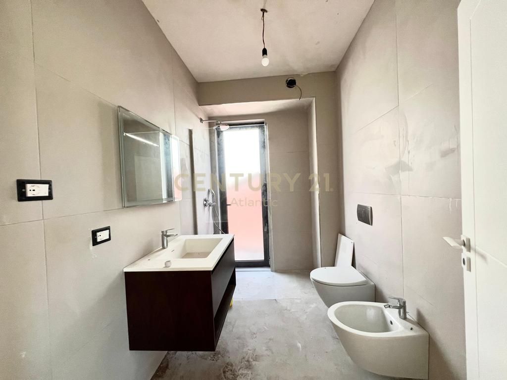 SHITET VILE NE GJIRI TE LALZIT