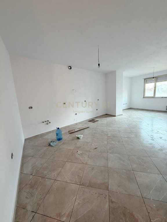 Ufficio in affitto – 127 m², Centro Tirana (dietro il palazzo a 15 piani)