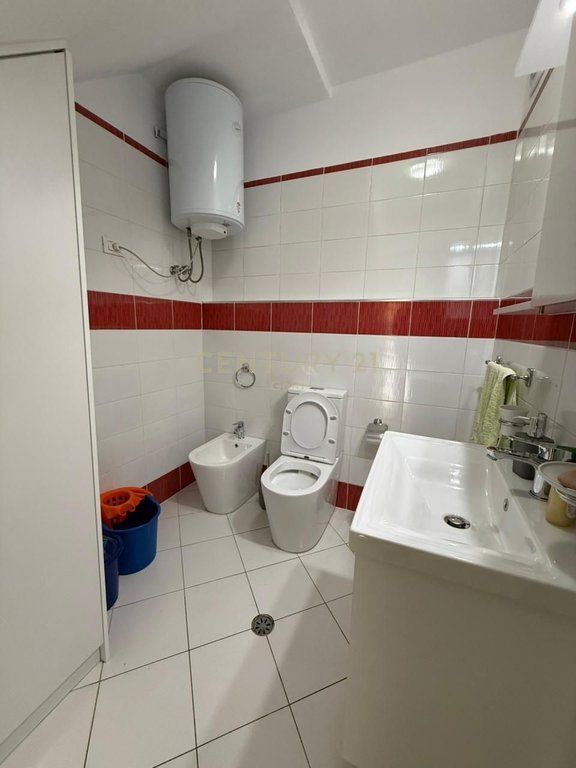 JEPET ME QERA DUPLEX 2+1+2+VERANDE TE REZIDENCA KODRA E DIELLIT 1!