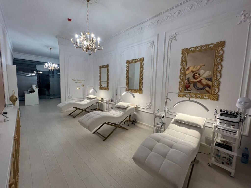 ‼️ OPPORTUNITY ‼️ 📣 BUSINESS FOR SALE (Not the Premises) 📍 Near 21-Dhjetori 🛣️ "Kavaja" Street ✨   🏢 New Construction 🪜 1st Floor  📐 Gross Area 78 m2  🛋️ Invested in Details with Architect  👉 Current Rent Value 1,100 Euro 👉 Real Investment Value 25,000 Euro   💶 Business Sale Price 5,000 Euro Undisputable