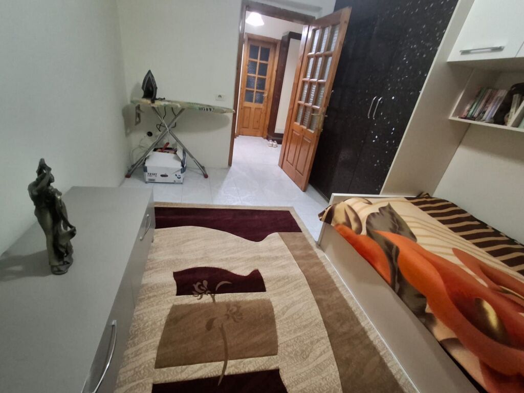 Japim apartament 2+1 me qira në Rrugën Sitki Çiço, pranë zonës së Brrylit!