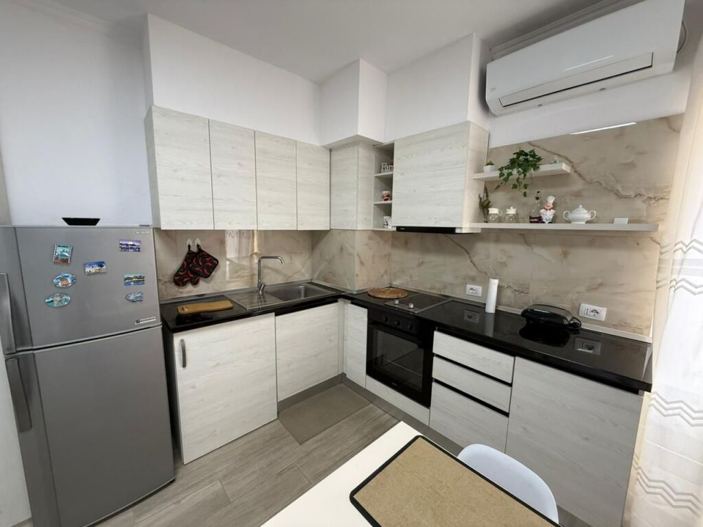 📣 QERA GARSONIERE 📍Prane QENDRES  🛣️ Rruga e "Bogdaneve" ✨ 💶 Cmimi 500 Euro