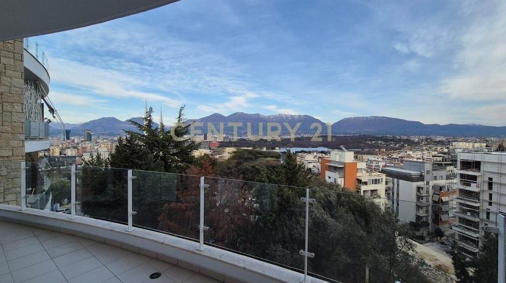 Apartament 2+1+2, me ballkon dhe pamje fantastike nga Liqeni dhe Kopshti Botanik