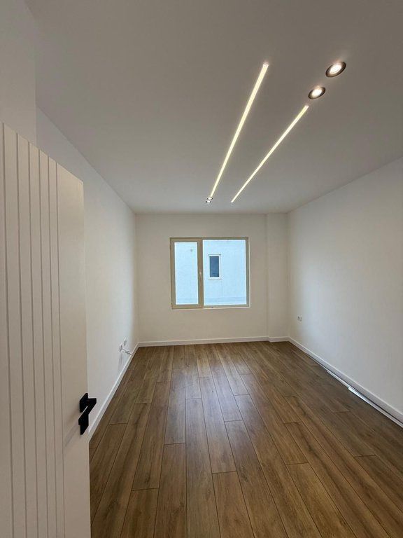 Shitet apartament 1+1 në Tushemisht, Pogradec – me pamje nga liqeni