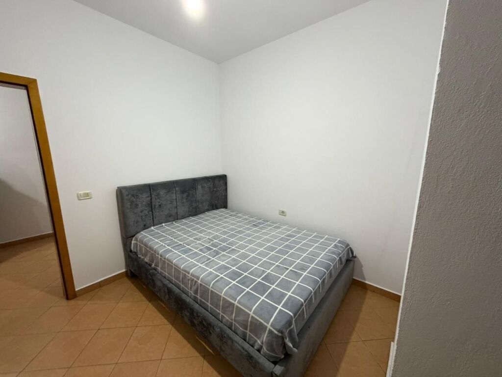 📣 Apartament 2+1 me qira – Laprakë  📐 85 m² | 🏢 Kati 7 (i fundit) | 🛗 Ashensor 🌿 1 Ballkon 📍 Rr. Gjergj Legisi  Apartament 2+1 në pallat me ashensor, zonë me akses të lehtë në rrugë kryesore, transport publik dhe shërbime.  💶 Çmimi: 55,000 lekë / muaj