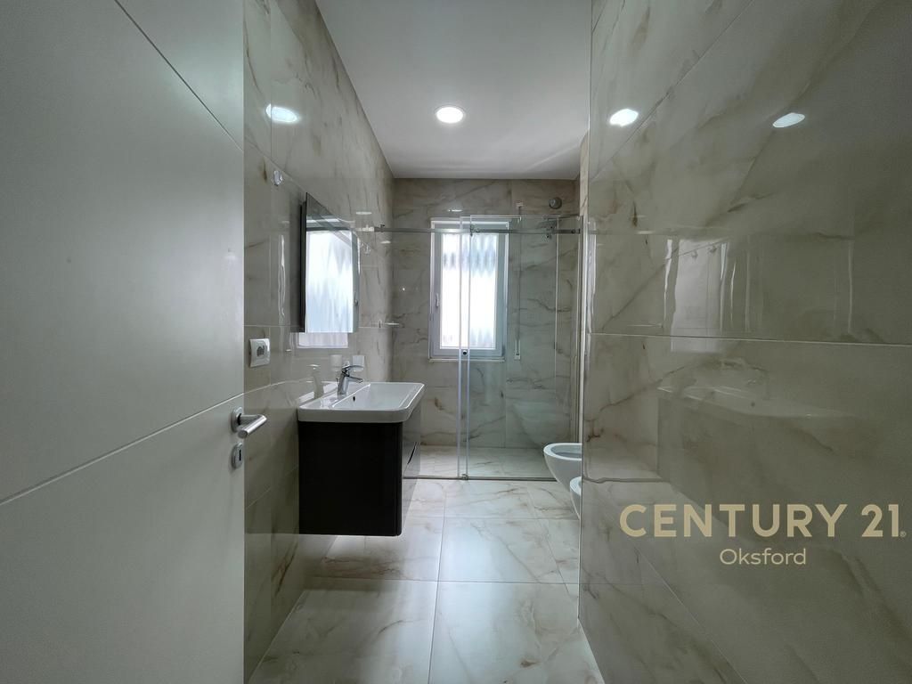 JEPET APARTAMENT ME QERA 2+1+2 DHE POST PARKIMI TEK KOPSHTI BOTANIK