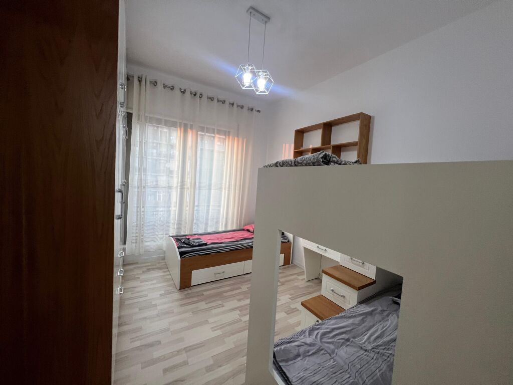 📣 QERA Apartament 2+1 📍 Kompleksi Delijorgji 🛣️ Rruga e "Kavajes" ✨   🏢 Ndertim i Ri  🪜 Kati 7 (Me Ashensor) 🛋️ Totalisht i Mobiluar   💶 Çmimi 1.200 Euro