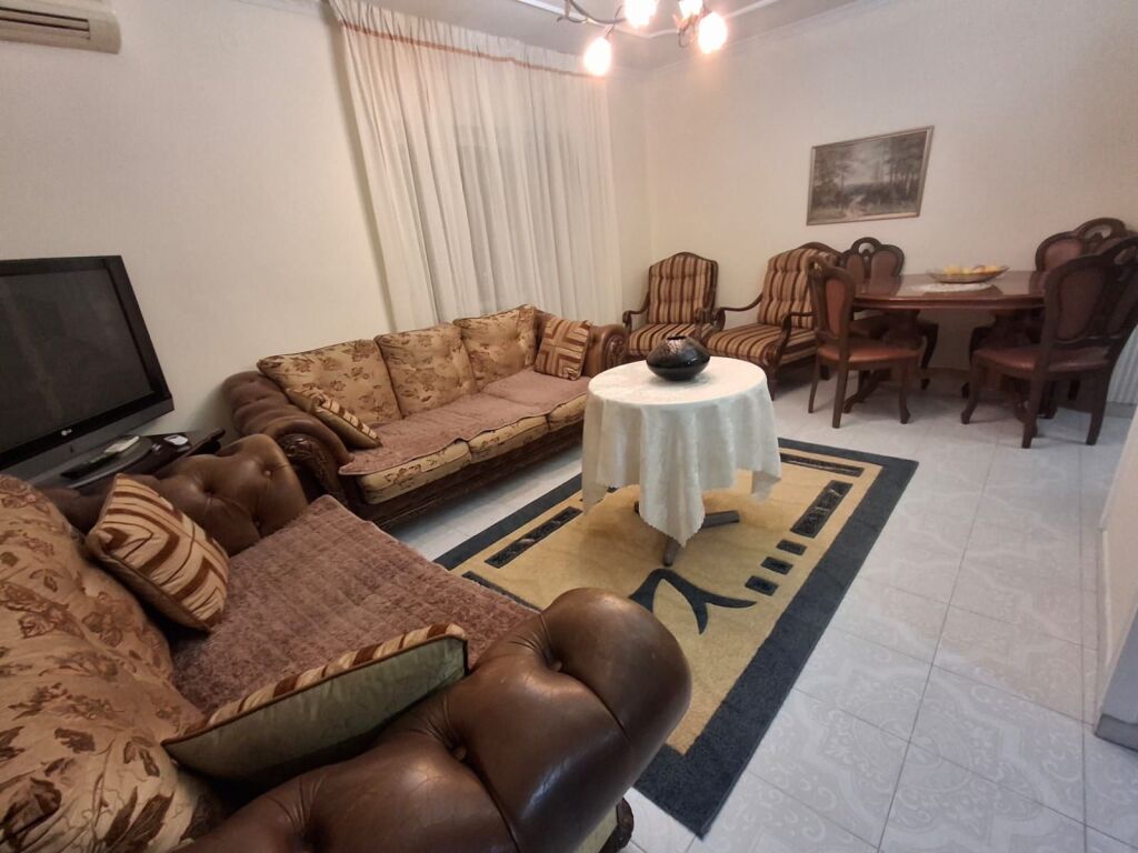 Japim apartament 2+1 me qira në Rrugën Sitki Çiço, pranë zonës së Brrylit!