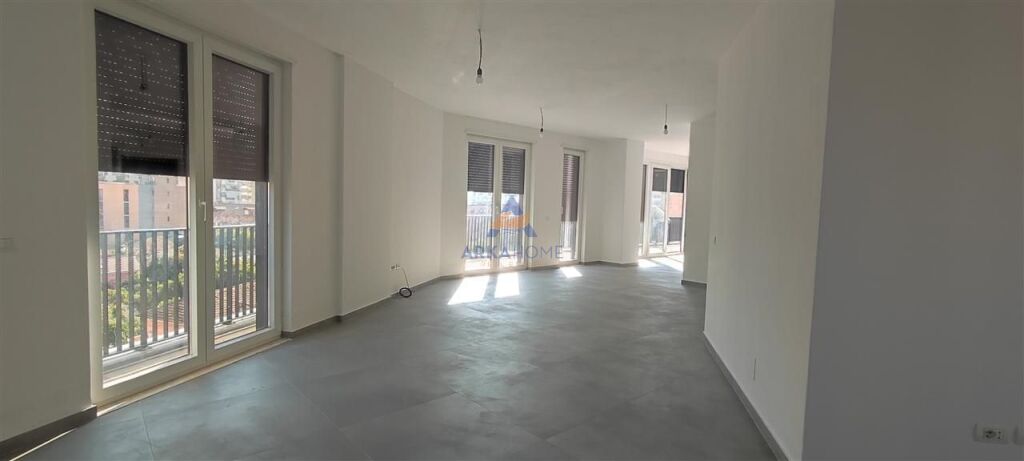JEPET ME QIRA AMBIENT SHËRBIMI 220M2 "RRUGA ALI BEGEJA , MBAS 9-KATESHIT TE PARE" 2500 EURO