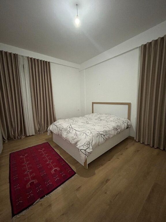 Jepet me qera apartament 1+1 shpi private 500 € (Kodra e Derhemit , perballe me restorant Nari)
