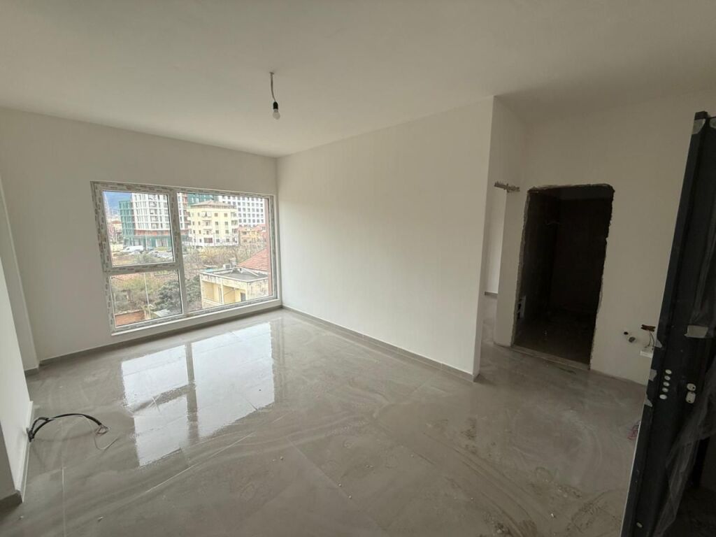 📣 SHITET Apartament 1+1 me Post Parking 📍 Rruga "Jordan Misja", Prane Kompeksit "Ndregjoni" ✨  🏢 Ndertim i Ri 🪜 Kati 3 (Banim) 📐 Siperfaqe Bruto 64.55 m2 📐 Siperfaqe Neto 57.63 m2  💶 Cmimi 150.000 Euro