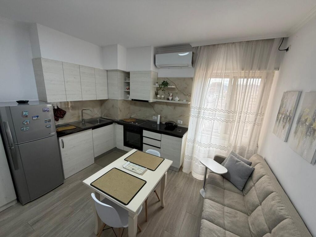 QERA GARSONIERE 📍Prane QENDRES  🛣️ Rruga e "Bogdaneve" ✨   🏢 Ndertim i Ri  🪜 Kati 5 (Me Ashensor)  🛋️ Mobiluar Me Kushte Bashkekohore   ❌ Jo Airbnb  💶 Cmimi 500 Euro