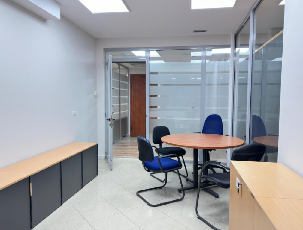 🏢 Zyrë me Qira – Bllok, Tiranë