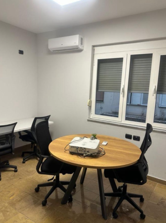 🏢 Zyrë me Qira – Bllok, Tiranë