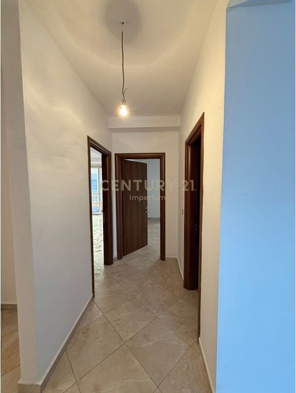 Ufficio in affitto – 127 m², Centro Tirana (dietro il palazzo a 15 piani)