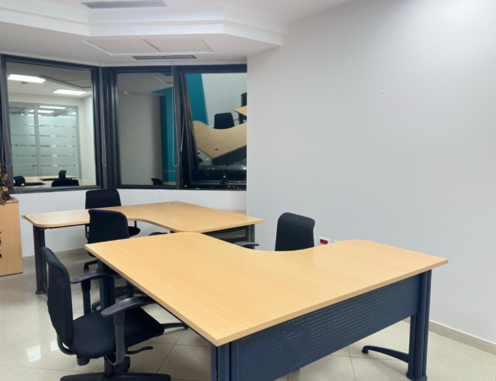 🏢 Zyrë me Qira – Bllok, Tiranë