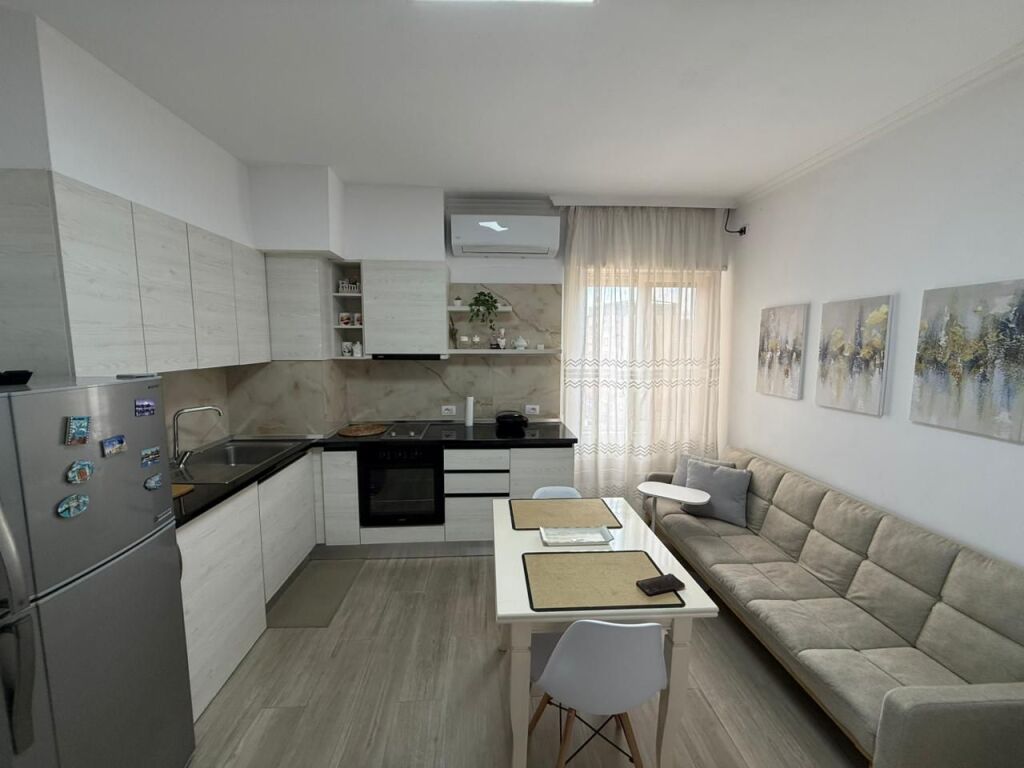 QERA GARSONIERE 📍Prane QENDRES  🛣️ Rruga e "Bogdaneve" ✨   🏢 Ndertim i Ri  🪜 Kati 5 (Me Ashensor)  🛋️ Mobiluar Me Kushte Bashkekohore   ❌ Jo Airbnb  💶 Cmimi 500 Euro