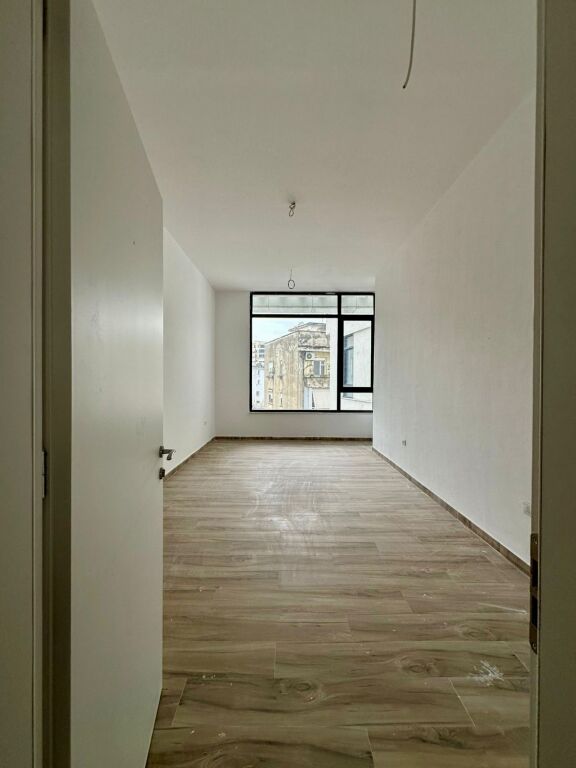 📣 OFFICE Space FOR RENT 📍 Near Cafe "Flora", Tirana Center ✨   🏢 New Building  🪜 1st Floor (With Elevator)  📐 Area 37 m2   💶 Price 600 Euro