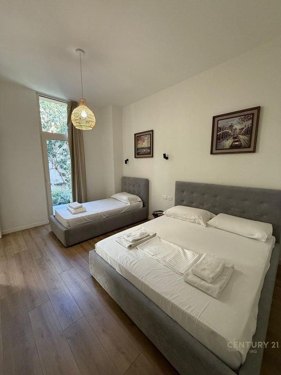 SHITET VILE NE GREEN COAST, VILLAGE,PALASE