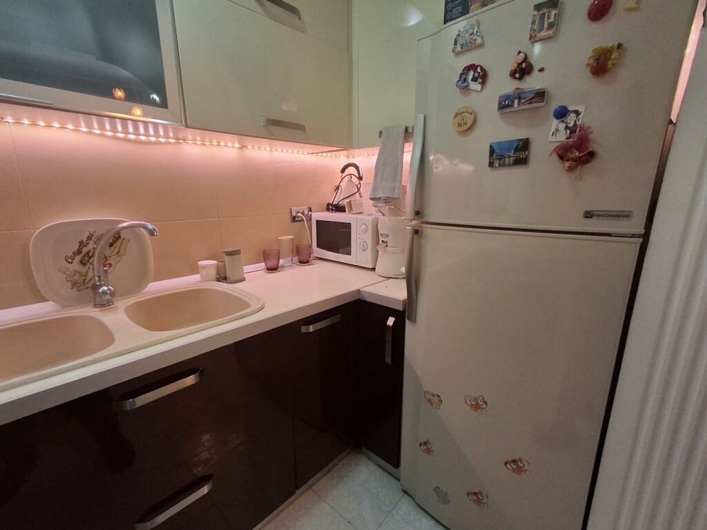 Japim apartament 2+1 me qira në Rrugën Sitki Çiço, pranë zonës së Brrylit!