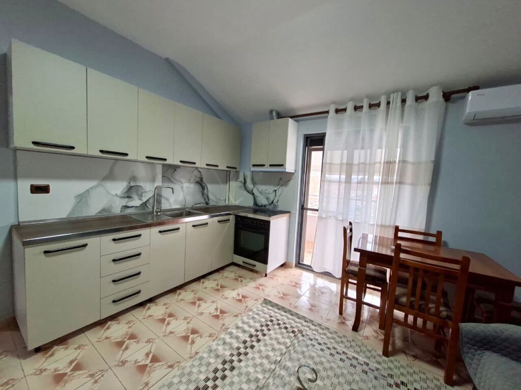 Jepet Me Qira : Apartament 2+1 &amp; 1 BLLK (📍Laprakë / Rr.Azem Galica ) ✨️ Hera e parë me qera 🔥🔥