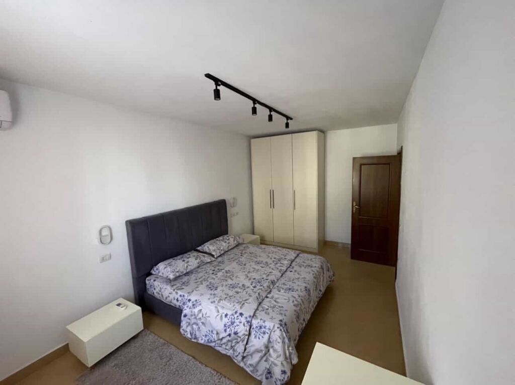 AFFITTASI APPARTAMENTO 2+1  📍 Piano: 4 (edificio esistente) 📐 Superficie: 85 m² 🛋️ Condizione: Completamente arredato 🏠 Organizzazione: 2 camere da letto + soggiorno + cucina 💰 Prezzo: 75.000 lek / mese  L'appartamento è adatto a famiglie o coppie, pronto per un immediato insediamento.  📞 Contattare per ulteriori informazioni o visita.