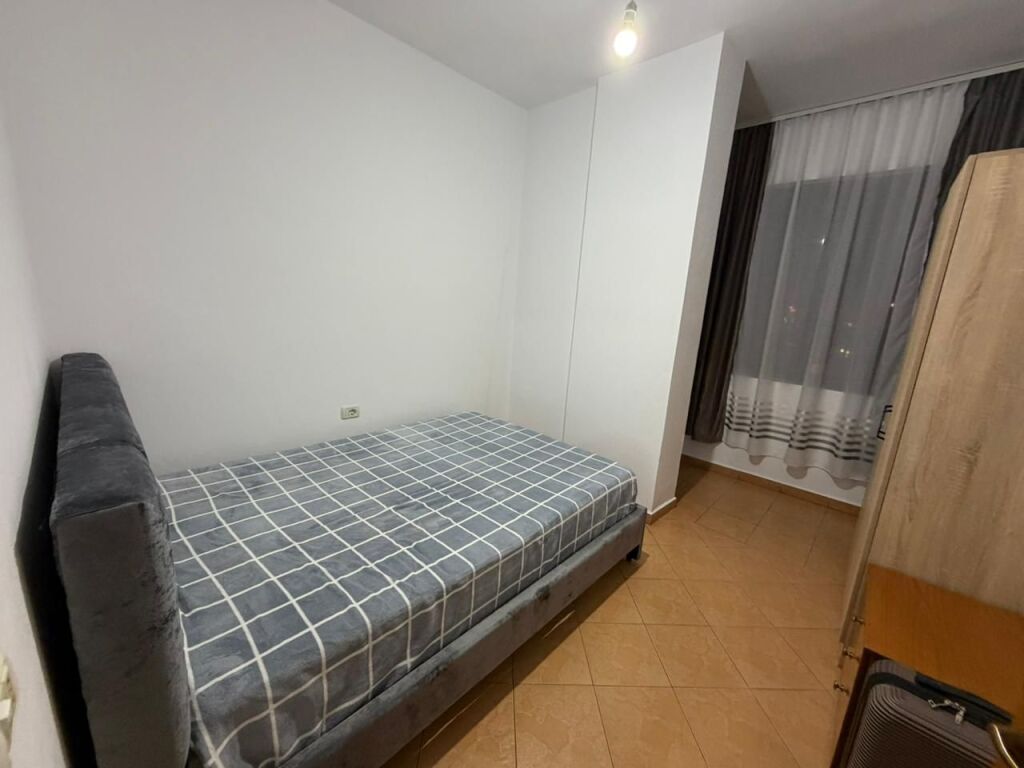 📣 Apartament 2+1 me qira – Laprakë  📐 85 m² | 🏢 Kati 7 (i fundit) | 🛗 Ashensor 🌿 1 Ballkon 📍 Rr. Gjergj Legisi  Apartament 2+1 në pallat me ashensor, zonë me akses të lehtë në rrugë kryesore, transport publik dhe shërbime.  💶 Çmimi: 55,000 lekë / muaj