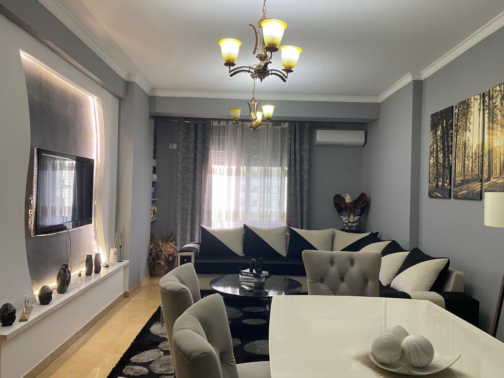🏡✨ APARTAMENT 2+1 ME QIRA – PRANË BASHKISË, VLORË