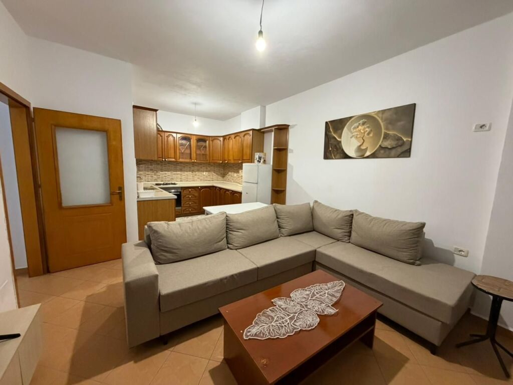 📣 Apartament 2+1 me qira – Laprakë  📐 85 m² | 🏢 Kati 7 (i fundit) | 🛗 Ashensor 🌿 1 Ballkon 📍 Rr. Gjergj Legisi  Apartament 2+1 në pallat me ashensor, zonë me akses të lehtë në rrugë kryesore, transport publik dhe shërbime.  💶 Çmimi: 55,000 lekë / muaj