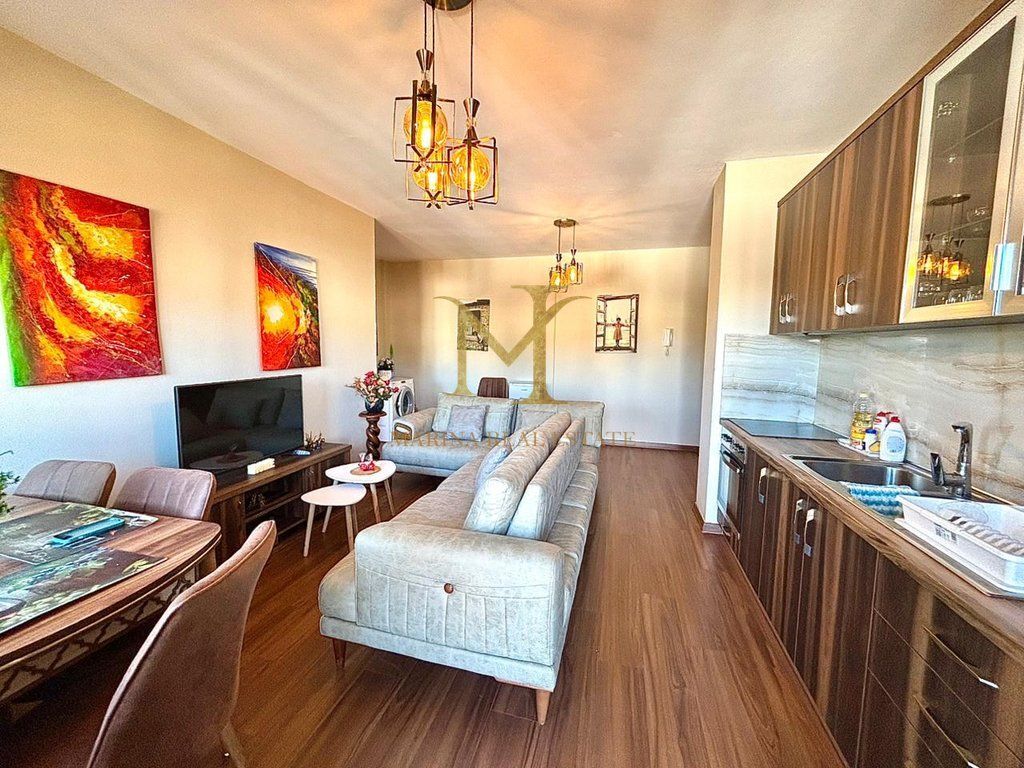 Shitet apartament 1+1 me 3 ballkone në Golem, Durrës.