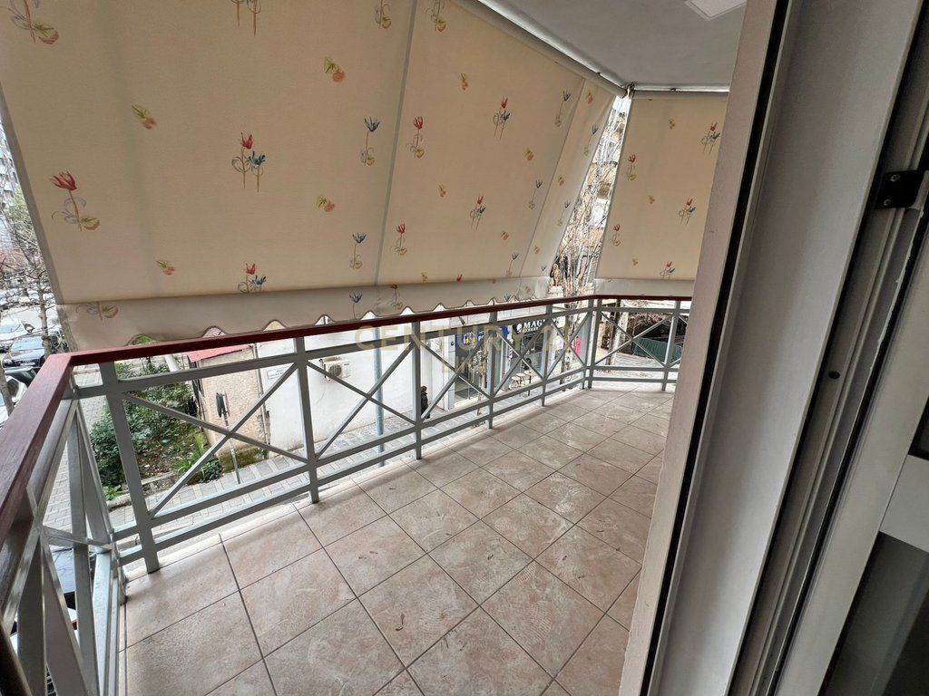 ZYRE 3+2 ME QIRA TEK GARDA, PETRO NINI