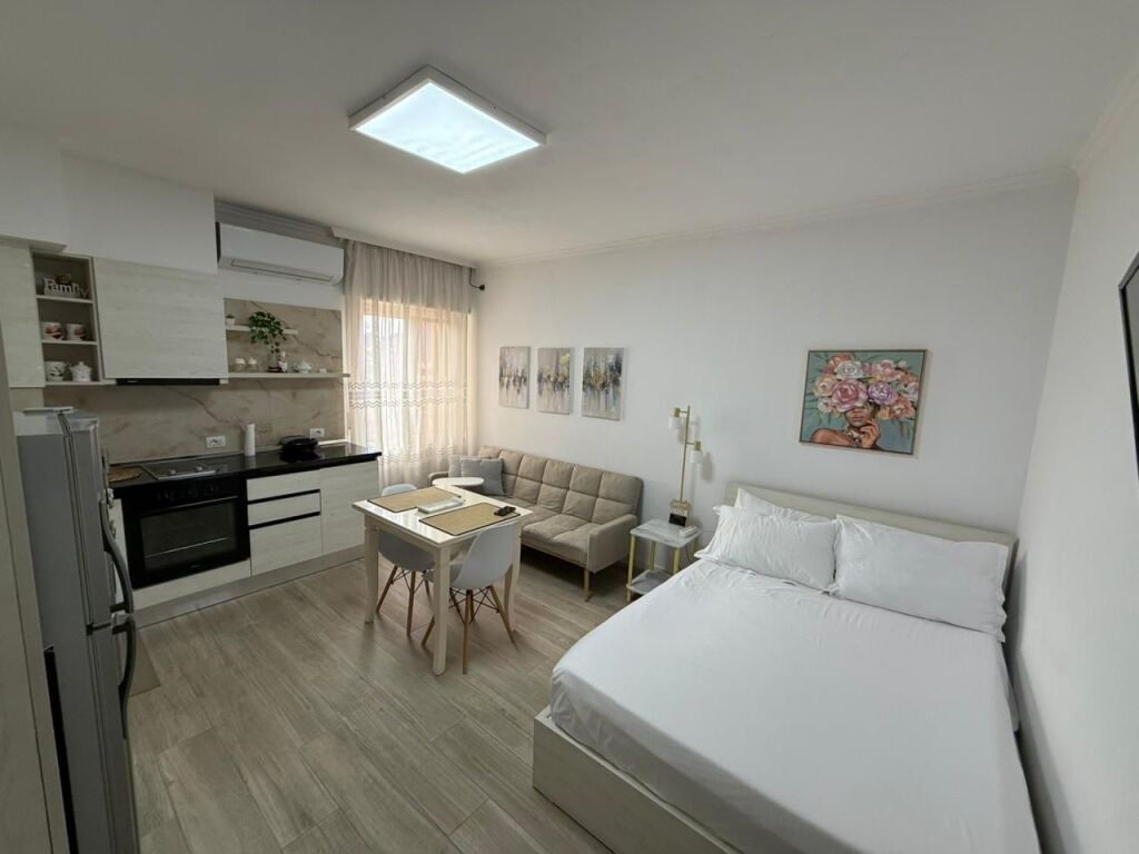 QERA GARSONIERE 📍Prane QENDRES  🛣️ Rruga e "Bogdaneve" ✨   🏢 Ndertim i Ri  🪜 Kati 5 (Me Ashensor)  🛋️ Mobiluar Me Kushte Bashkekohore   ❌ Jo Airbnb  💶 Cmimi 500 Euro