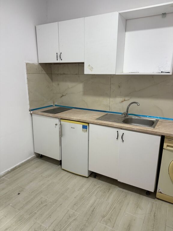 Garsoniere me qera laprake tek fusha e futbollit 28,000 leke