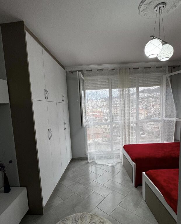 APARTAMENT 35000 LEKE.PALLATI ME SHIGJETA