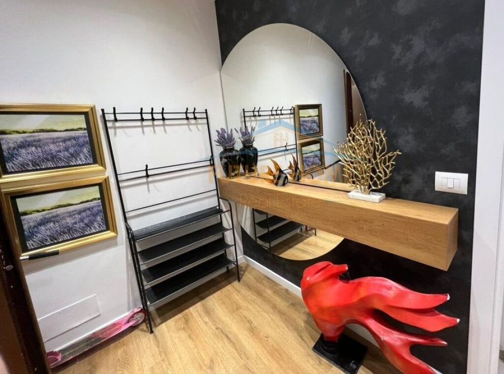 VENDESI APPARTAMENTO 2+1 PRESSO IL COMUNE DI PARIGI