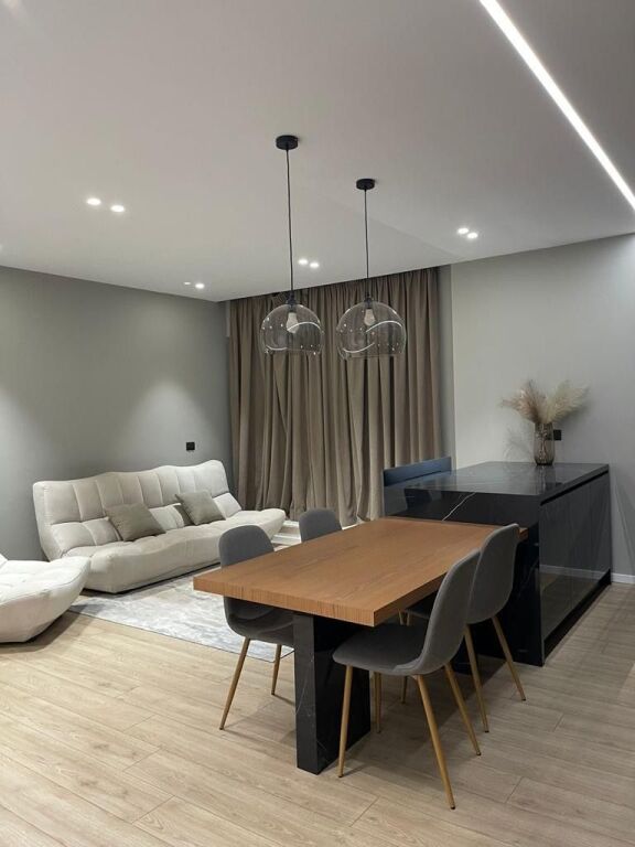 Jepet me qera  apartamenti 2+1 tek Etc 2000€