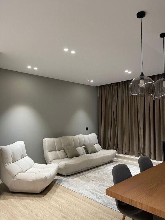 Jepet me qera  apartamenti 2+1 tek Etc 2000€