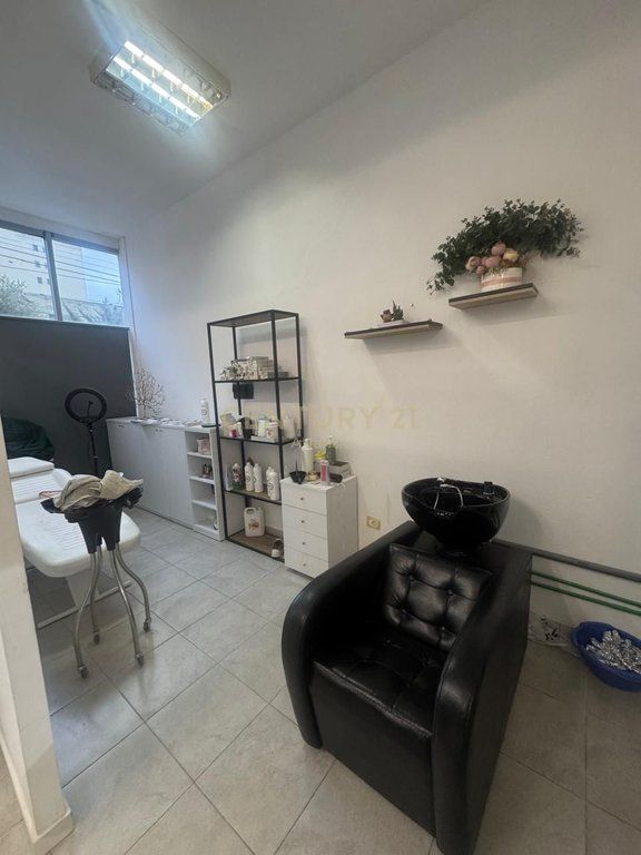 Shitet ambient biznesi në Durrës (Ish-URT)
