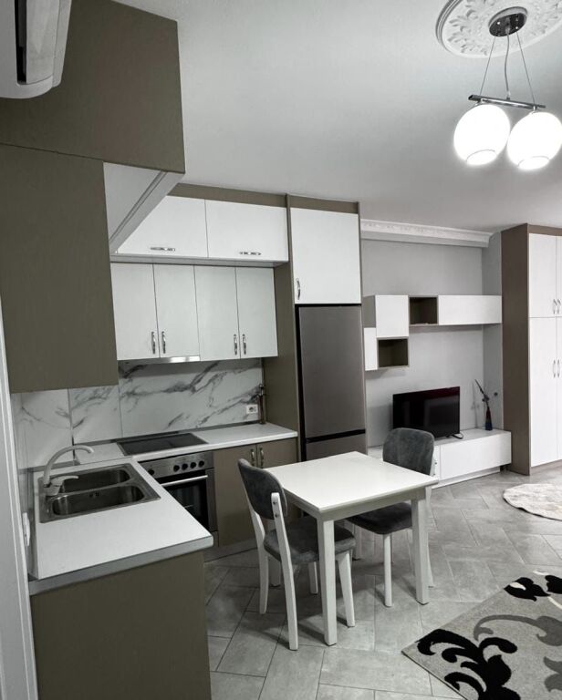 APARTAMENT 35000 LEKE.PALLATI ME SHIGJETA