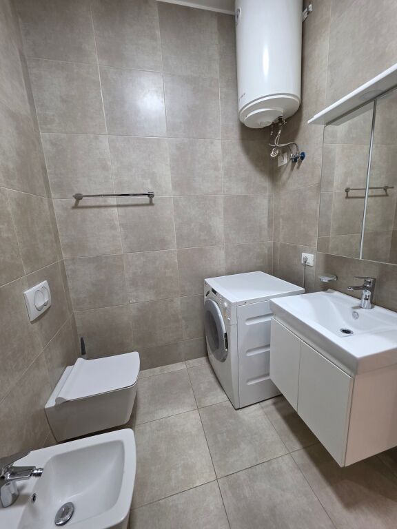 Via Ferit Xhajko, vicino al Mercato Dinamo, si affitta appartamento 2+1+2, appena arredato. 800 Euro