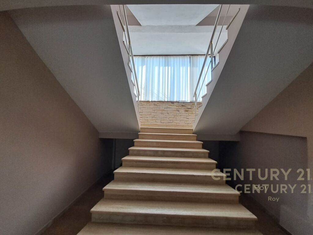 SHITET HOTEL ME 31 DHOMA NE GOLEM!!!