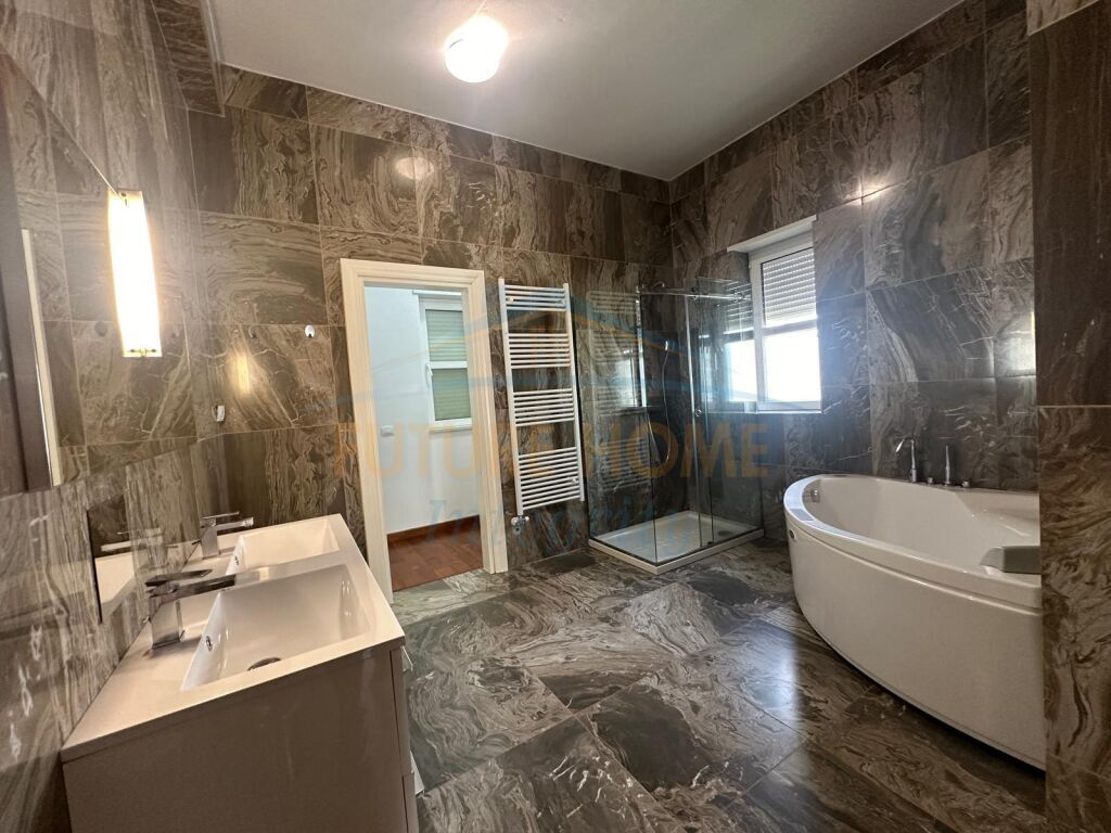 Qera, Vilë, Rolling Hill Residence, Tiranë .