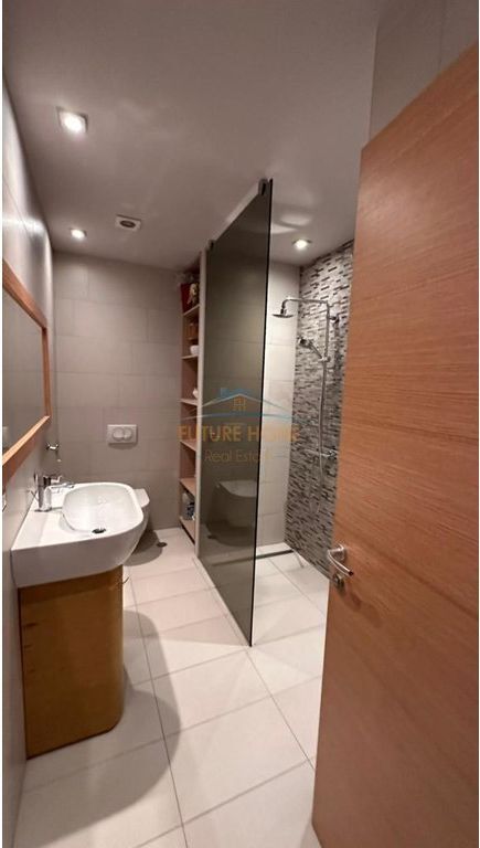 In vendita, Appartamento 3+1+2, Via Ferit Xhajko, Tirana.