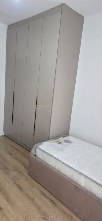 Appartamento comodo e funzionale in affitto, organizzato in: • 2 camere da letto • 1 soggiorno + cucina • 2 bagni • Posto auto  L'appartamento è arredato, illuminato naturalmente e adatto per famiglie o coppie. Zona tranquilla, con facile accesso a servizi e trasporti.  📍 L'appartamento è disponibile dal 1 marzo 📞 Per maggiori informazioni o visita, contattare in privato.