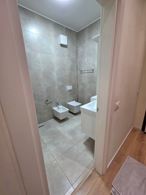 Via Ferit Xhajko, vicino al Mercato Dinamo, si affitta appartamento 2+1+2, appena arredato. 800 Euro