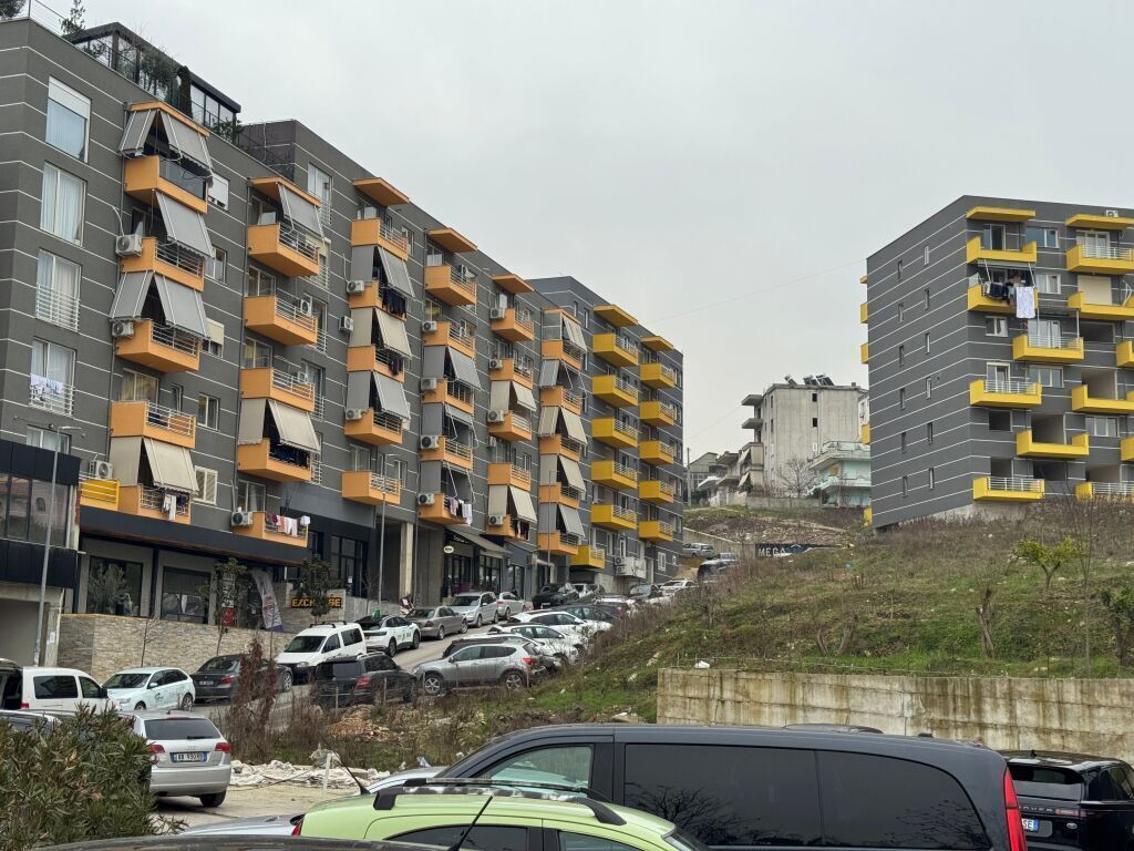 Okazion, shitet Apartament 1+1 ne Shkozë