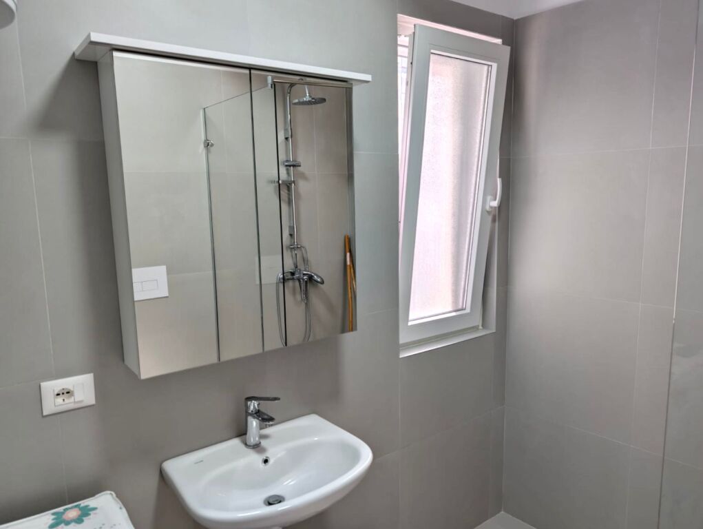 📍 Ish Fusha e Aviacionit – River Residence 🏢 Edificio nuovo – Anno 2025 📐 Superficie: 100 m² 💰 Prezzo: 65.000 ALL / mese 🚀 Facile accesso alla Grande Tangenziale