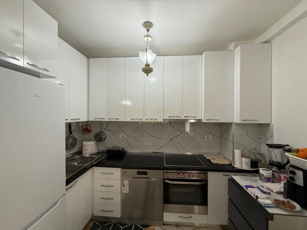 Appartamento comodo e funzionale in affitto, organizzato in: • 2 camere da letto • 1 soggiorno + cucina • 2 bagni • Posto auto  L'appartamento è arredato, illuminato naturalmente e adatto per famiglie o coppie. Zona tranquilla, con facile accesso a servizi e trasporti.  📍 L'appartamento è disponibile dal 1 marzo 📞 Per maggiori informazioni o visita, contattare in privato.