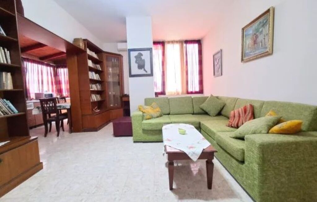 Jepet Me Qira : Ultra 2+1+kuzhinë vec Rr. Kavajës - Qendër  Kati 8( i fundit) Me ashensor 49.500 lekë (90 m2) ( 5min larg qendrës)